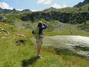 44  Al Lago piccolo (1986 m), ricoperto in parte da erbe acquatiche